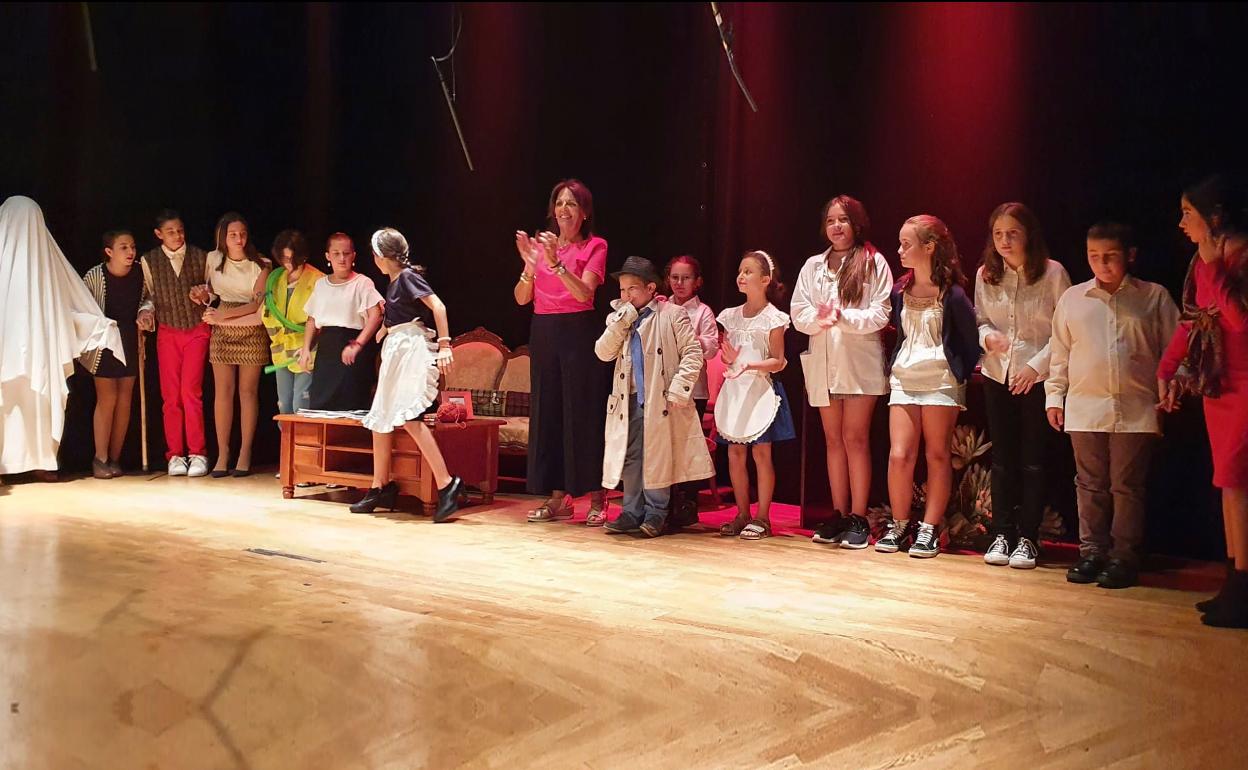 Los protagonistas dan las gracias al público presente