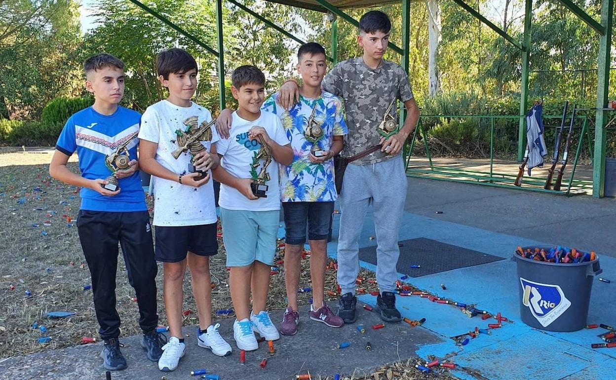 Algunos de los pequeños participantes en la tirada al plato