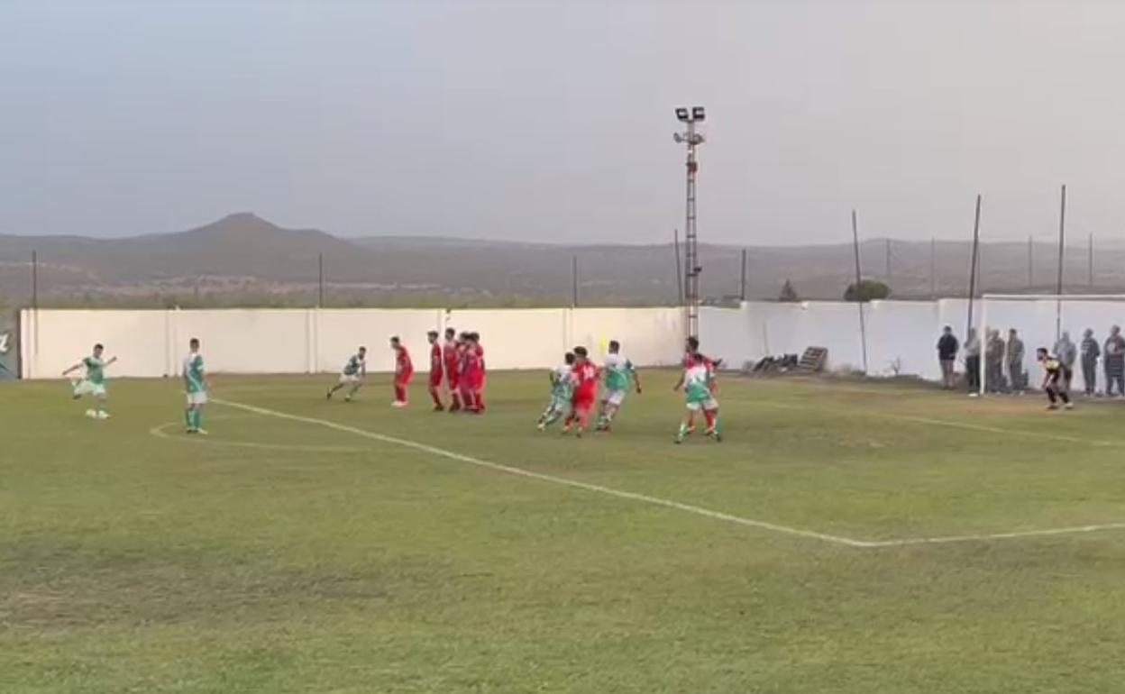 Borja Romero lanza la falta para hacer el gol de la victoria de su equipo