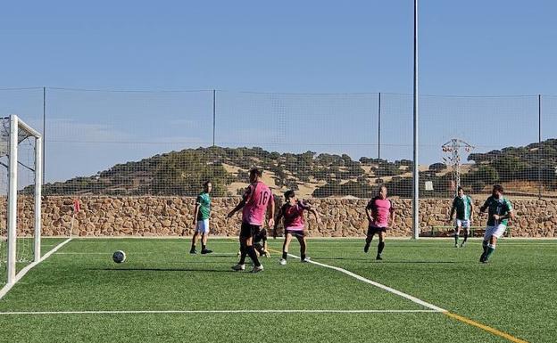 Pegote marcó contra Viajes Traventure después de un jugadón de Piti