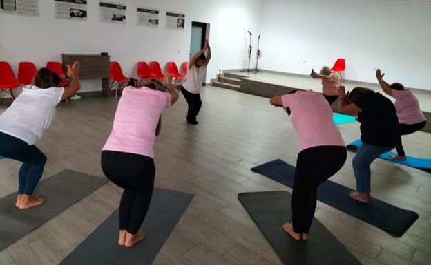Ejecicios durante la sesión de yoga