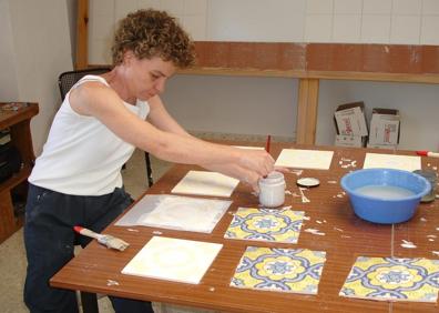 Imagen secundaria 1 - 1. Primer plano del aljibe. 2. Trabajos en el taller de Azulejería Artística Rivera. 3. Documento de Juan Antonio