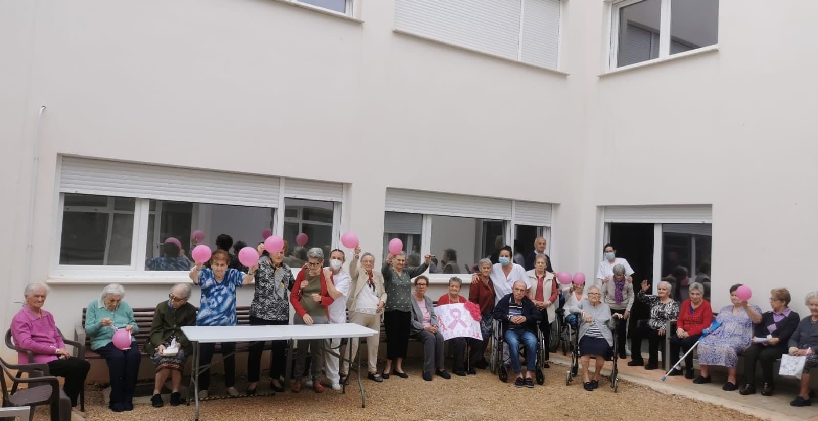 Fotos: Lucha contra el Cáncer de mama en el Centro de Día y el Centro de Educación Infantil