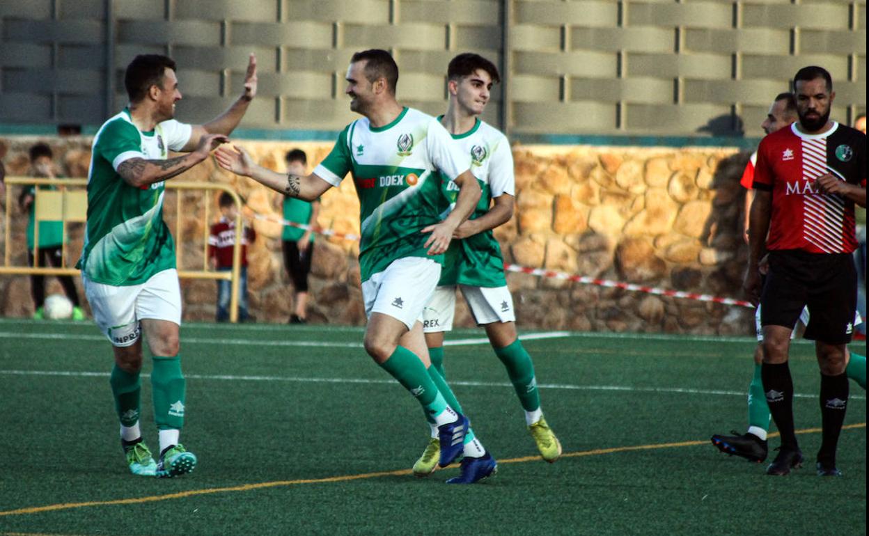 Los valverdeños celebran el gol del empate de Roberto