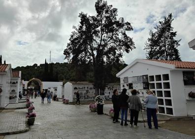 Imagen secundaria 1 - Algunas imágenes del cementerio este 1 de noviembre