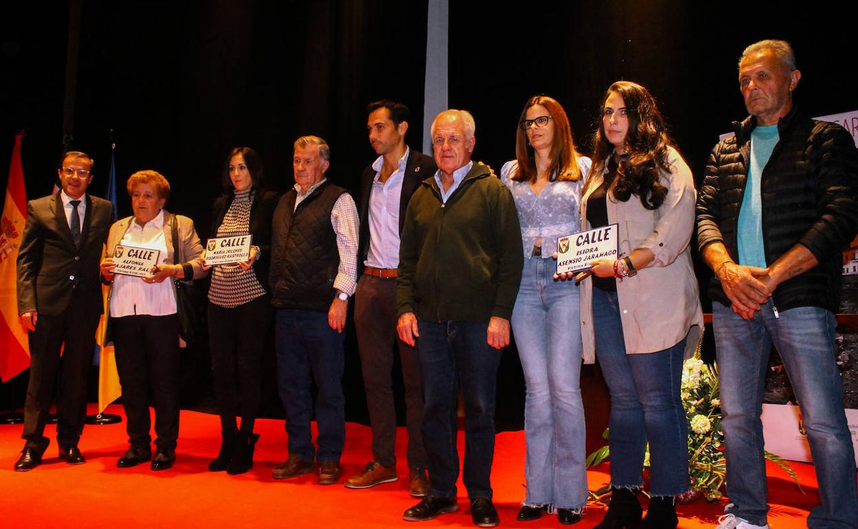 Familiares de las tres vecinas fallecidas en la riada de 1997 tras recoger su placa conmemorativa