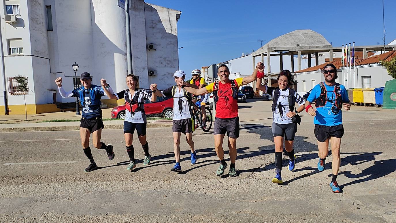El grupo de maratonianos llega al pabellón polideportivo de Valverde de Leganés