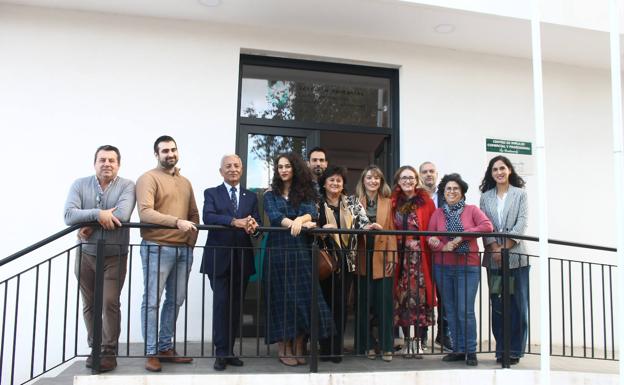Foto de familia con todos los autónomos y emprendedores que ocupan su espacio en el Centro de Impulso Comercial y Profesional 'La Fontanina'