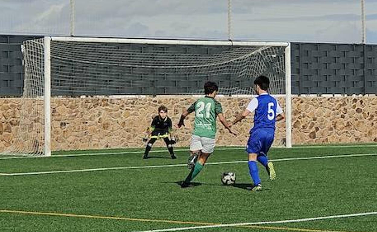 Lucas consiguió los dos goles de los infantiles con el que empataron el partido