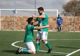 Pegote y Pájaro celebran uno de los goles conseguidos en la jornada anterior