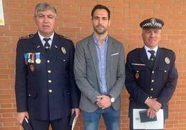 Los agentes valverdeños Luis Acevedo y José Guareño, junto al alcalde Manolo Borrego