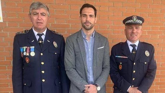 Los agentes Luis Acevedo y José Guareño reciben la Medalla de Oro