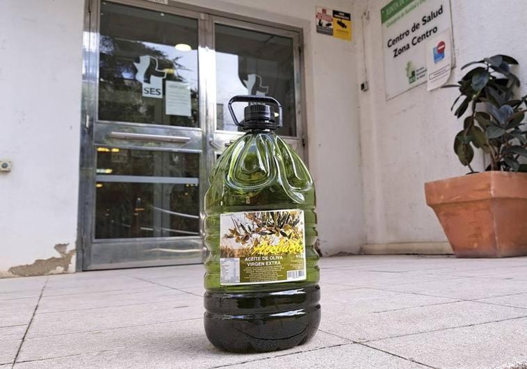 El caso del aceite: un teléfono que no responde y nadie en la dirección en la que se busca