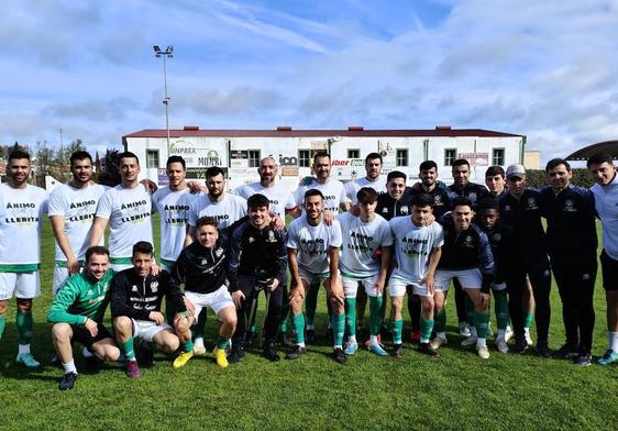 Los jugadores salieron con una camiseta en apoyo al lesionado Llera