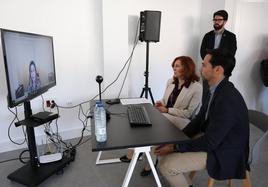 María dels Ángels García y Manolo Borrego durante la demostración de los servicios ofrecidos
