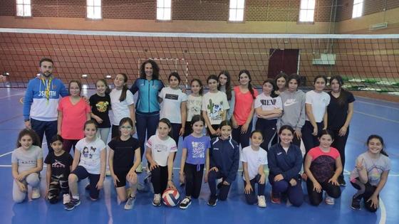 Las alevines de voleibol llevan varias semanas entrenando