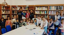 Los pequeños participantes en el taller junto a los agentes de Policía Local