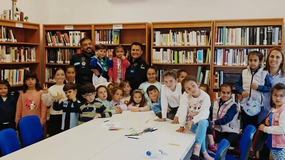 Los pequeños aprenden educación vial junto a la Policía Local