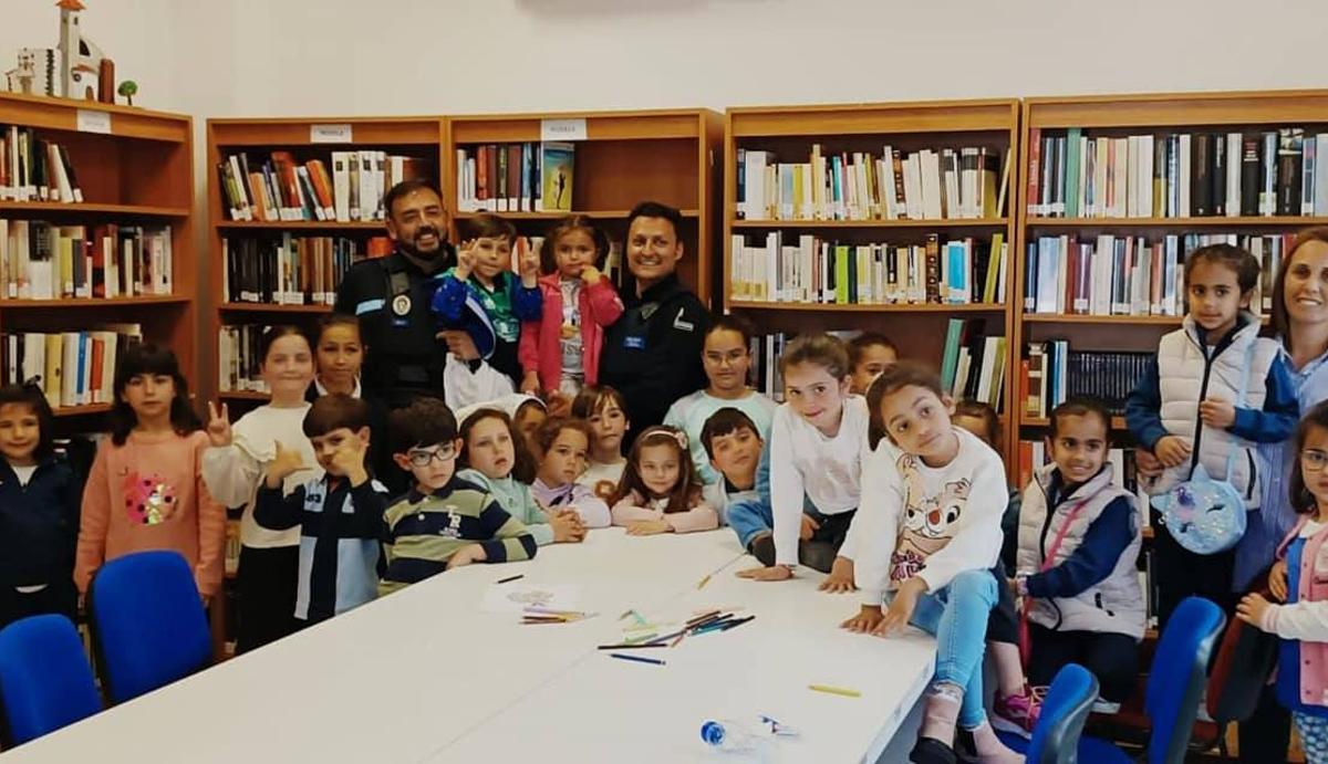 Los pequeños participantes en el taller junto a los agentes de Policía Local