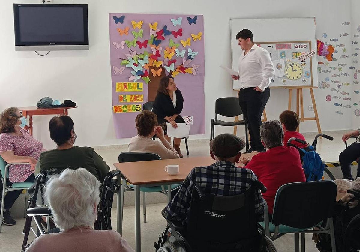 Representación teatral de la Escuela Municipal de Teatro en el Centro Residencial