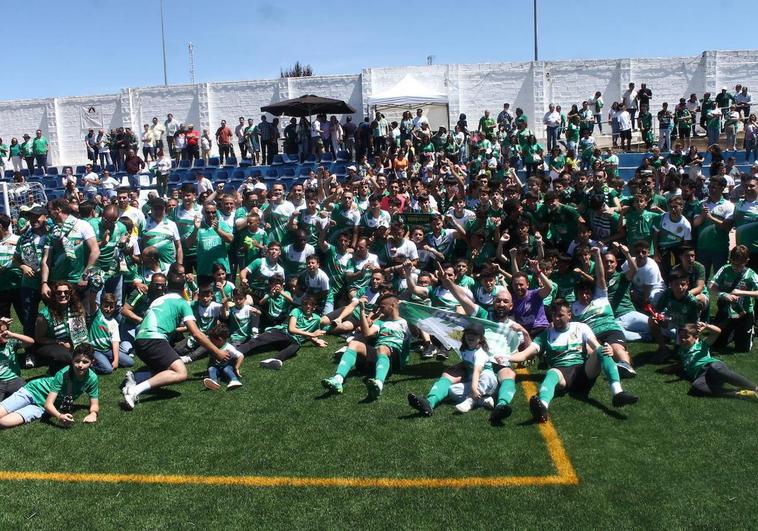 Jugadores, cuerpo técnico y celebran el ascenso