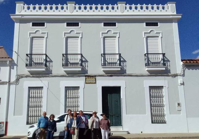 Junto a la casa de residencia de Luis Chamizo