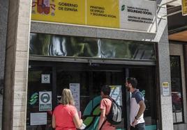 Ciudadanos tratan de que alguien les atienda en el centro de información de la Seguridad Social