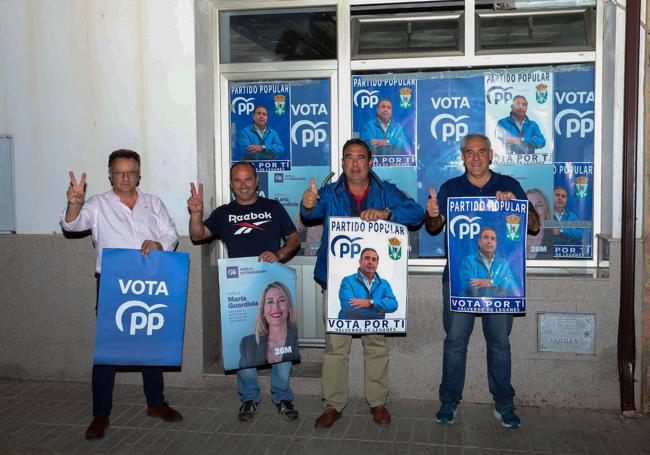 Lorenzo Florencio, candidato por el Partido Popular, junto a sus compañeros