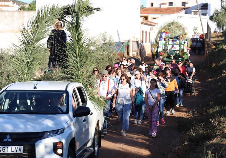 Comitiva realizando el 'Camino a San Isidro', con el Santo y las carrozas al fondo