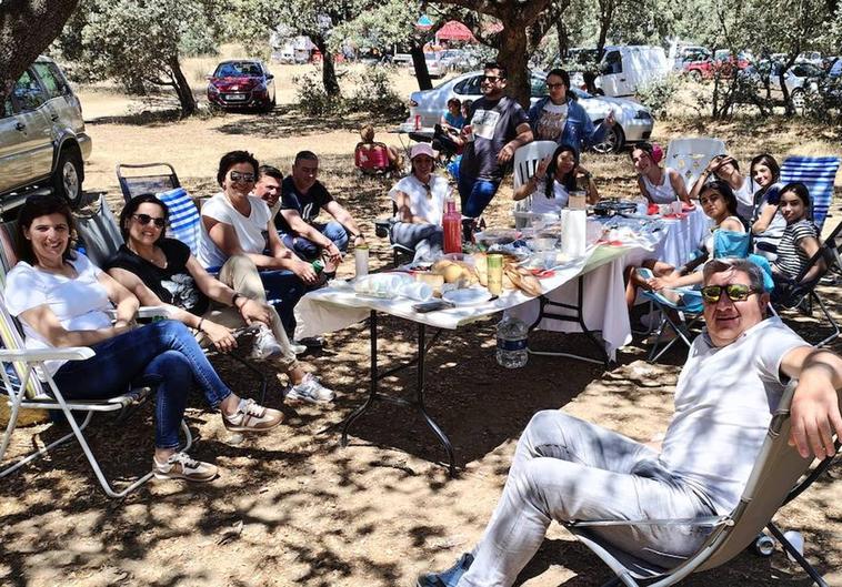 Un grupo de valverdeños disfrutando de la romería