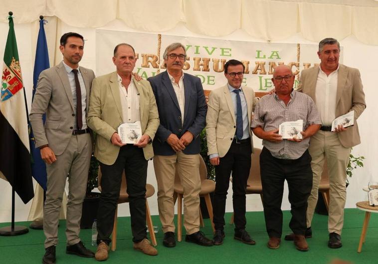 Entrega de reconocimientos a Manuel Torres, a Manolo 'Calderón' y Juan Trejo