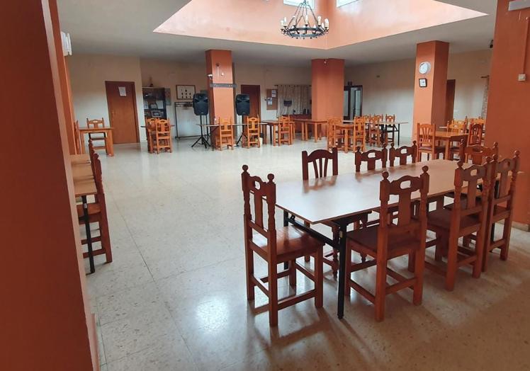 Imagen principal - Imágenes de las actuaciones a realizar y el actual salón del Centro Social de Mayores