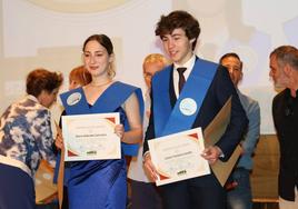 Elena Delicado y Carlos Fonseca, los dos alumnos que han finalizado con matrícula de honor