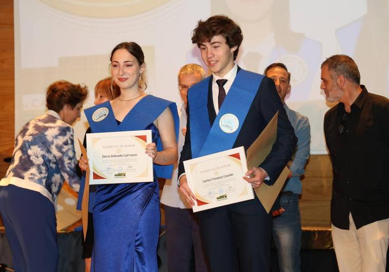 Elena Delicado y Carlos Fonseca, los dos alumnos que han finalizado con matrícula de honor