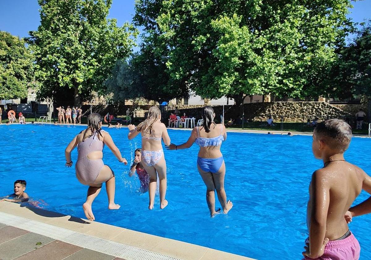 En la piscina municipal