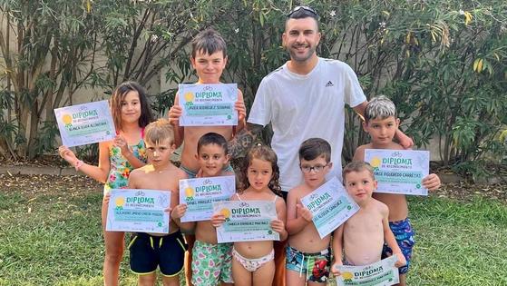Rubén Tanco y sus alumnos despiden el curso con una jornada de piscina