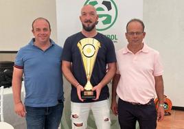 Hugo, Aitor y Pedro, con el trofeo de campeón de liga