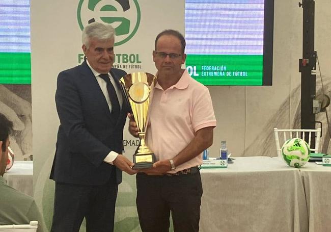El presidente de la Federación entrega el trofeo a Pedro Moreno