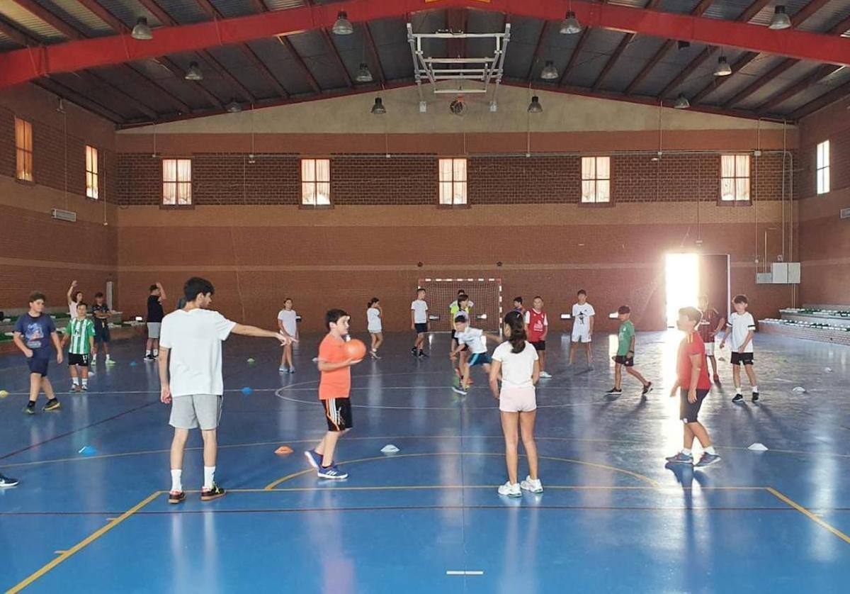Una treintena de niños ya disfrutan con el Campamento Deportivo del verano