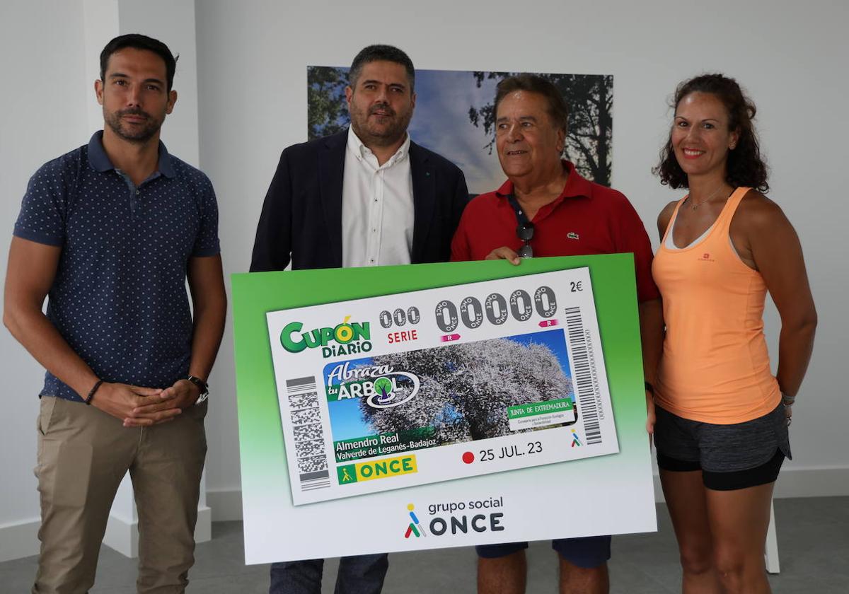 Manuel Borrego, Fernando Iglesias, Antonio Torres y Raquel Torres, con una réplica del boleto