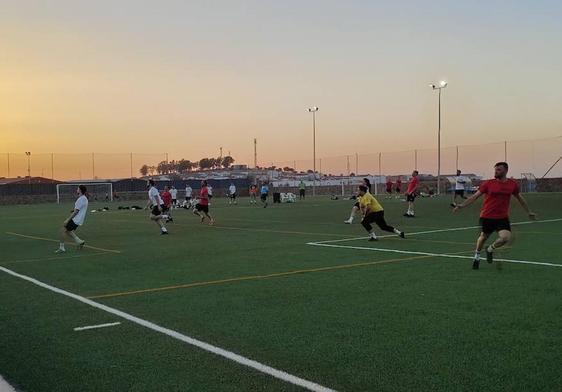 Alex celebra uno de los goles de Cafetería Salazar