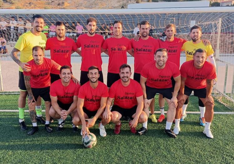 Imagen principal - Cafetería Salazar, Barcarrota y entrega del premio a los campeones