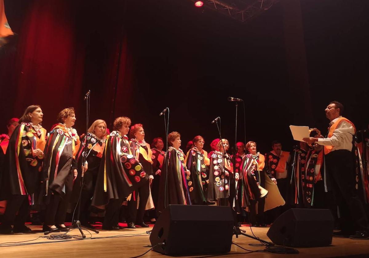 Actuación de la Tuna de Mayores Almendro Real de Valverde de Leganés