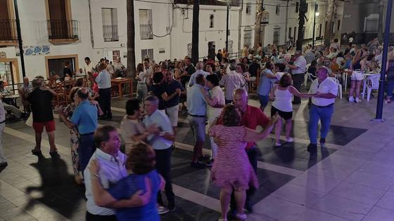 La Semana del Mayor finalizó con un baile al aire libre