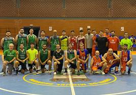 Los dos equipos que jugaron la final de baloncesto
