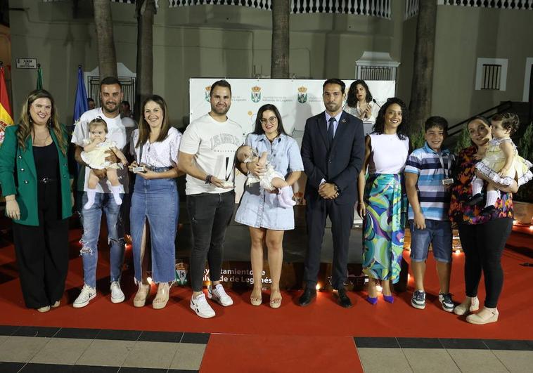 Entrega de los reconocimientos a los nacidos en el último año