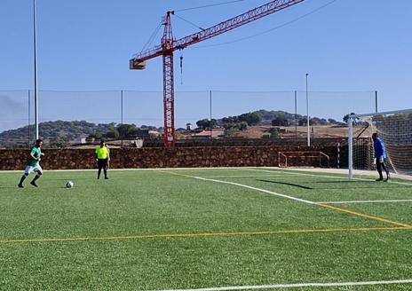 Imagen secundaria 1 - Algunas imágenes del partido y entrega de trofeos