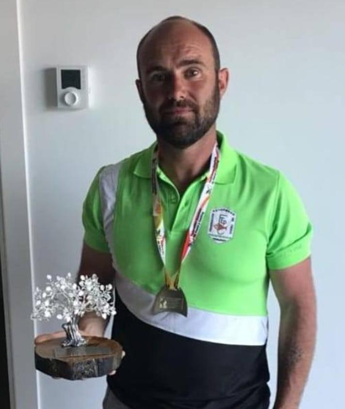 Imagen secundaria 2 - 1. Ganadores del Campeonato de Extremadura. 2. En el Campeonato de España. 3. Trofeo del Campeonato de Extremadura