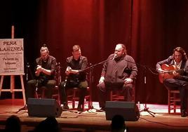 Ezequiel Benítez durante su actuación