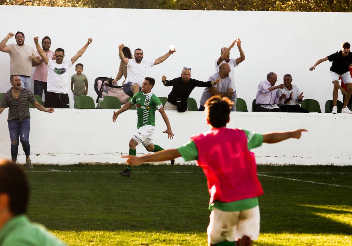Aficionados y jugadores celebran el gol de la victoria